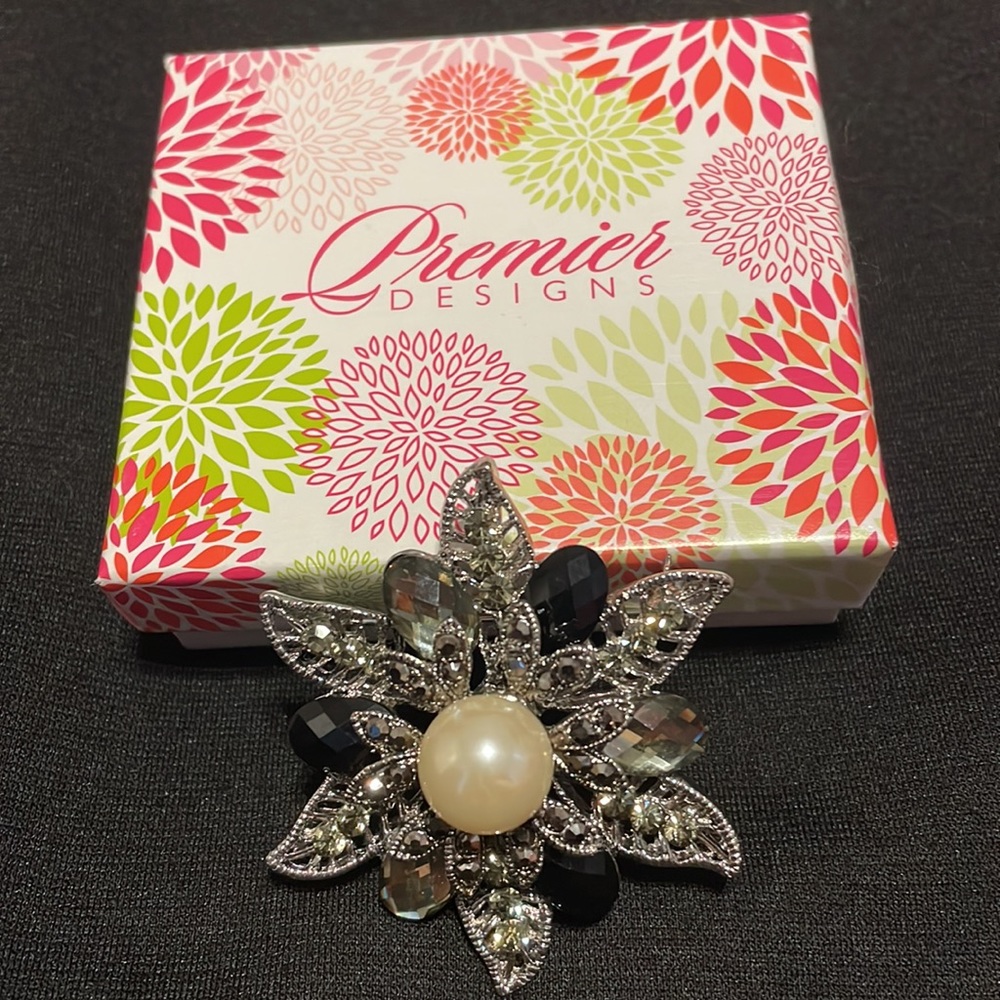 NWT. Brooch. Silver with Pearl and Rhinestone
